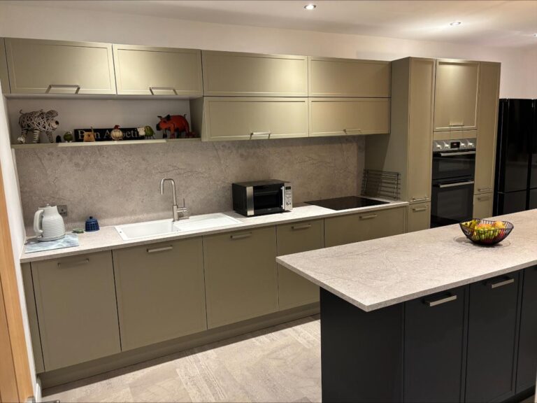 Micro Shaker Two Tone Kitchen