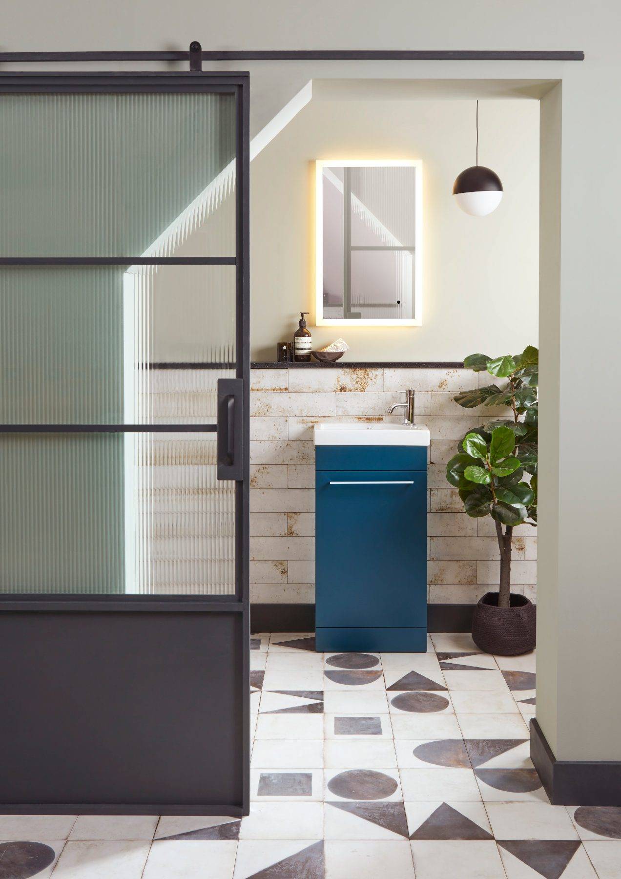 Esta Derwent Blue Lifestyle | Cole Roberts, Loughborough