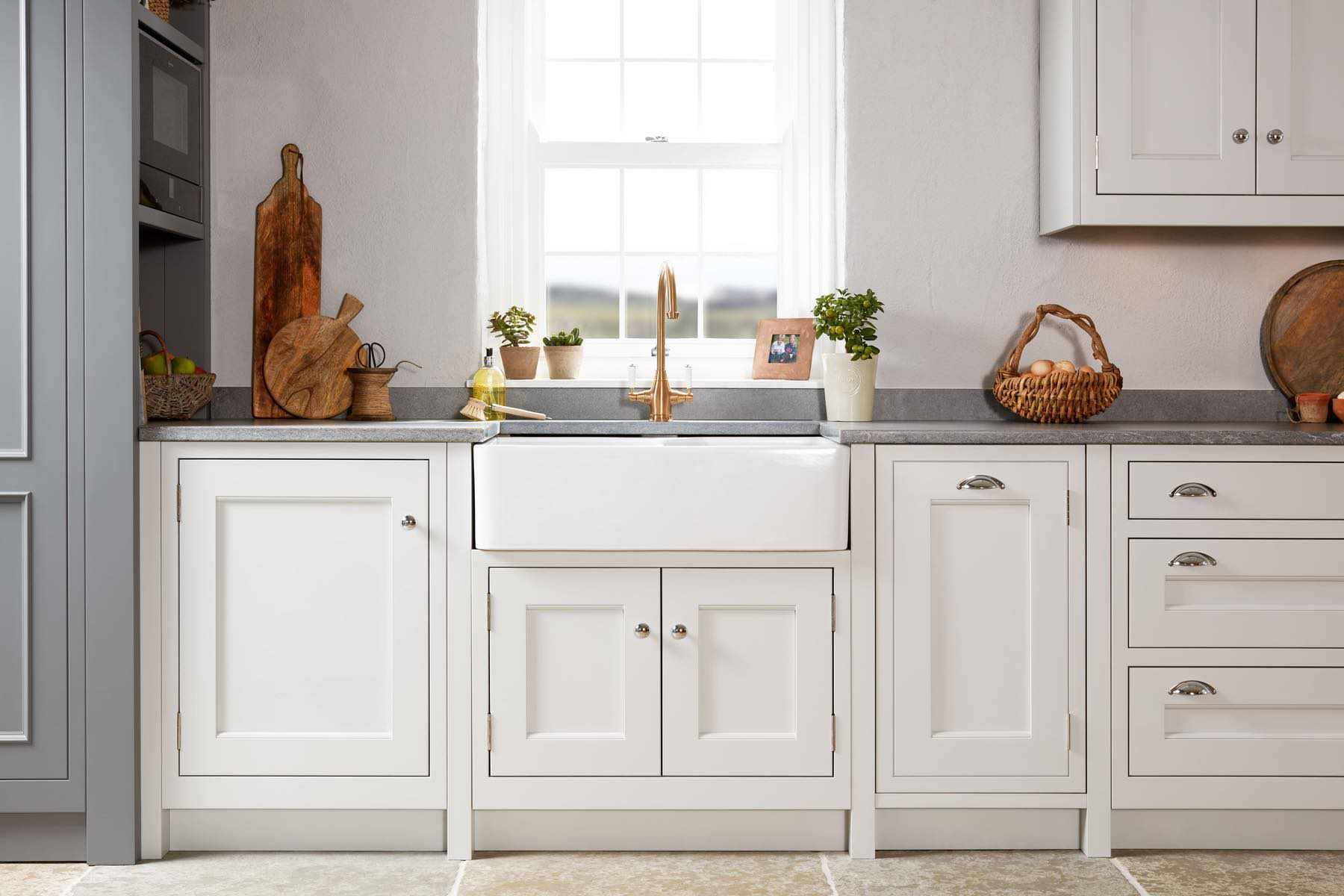 1909 White Country In Frame Kitchen | Osborne Interiors, Chiswick