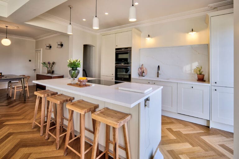 A WARM EASY LIVING KITCHEN